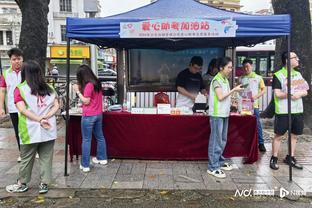 太熟悉了！杨旭在横滨探班老东家泰山队，免费享受队医理疗按摩